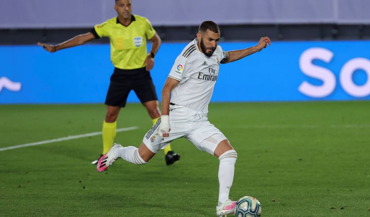 Karim Benzema, marca de penalti ante Alavés. Foto:EFE