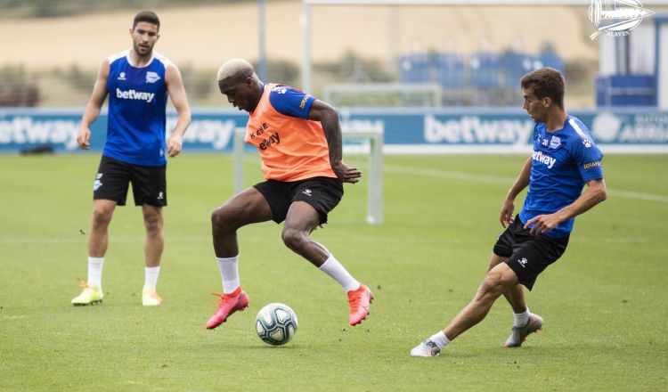 José Luis Rodríguez (centro) en los entrenamientos del Alavés. Foto:@Alaves