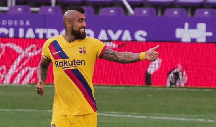El centrocampista Arturo Vidal del Barcelona celebra su gol ante Valladolid. Foto:EFE