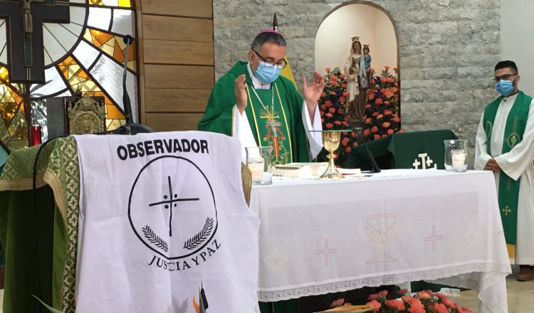 Monseñor José Domingo Ulloa durante la eucaristía realizada ayer domingo. 