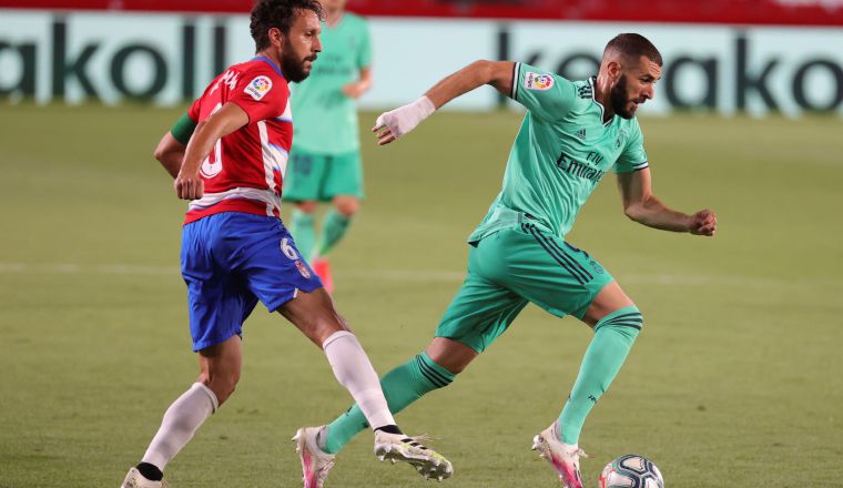 Benzema del Real Madrid (der.) y Germán Sánchez del Granada. Foto:EFE