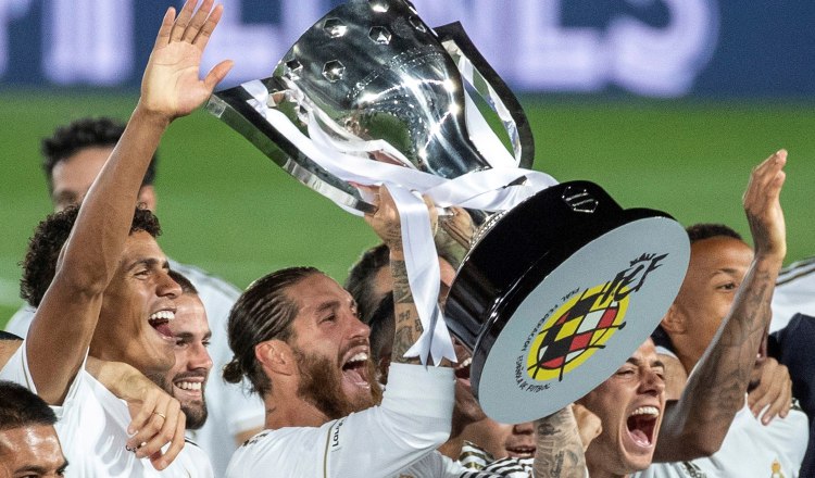 Sergio Ramos levanta el trofeo como campeones. Foto:EFE