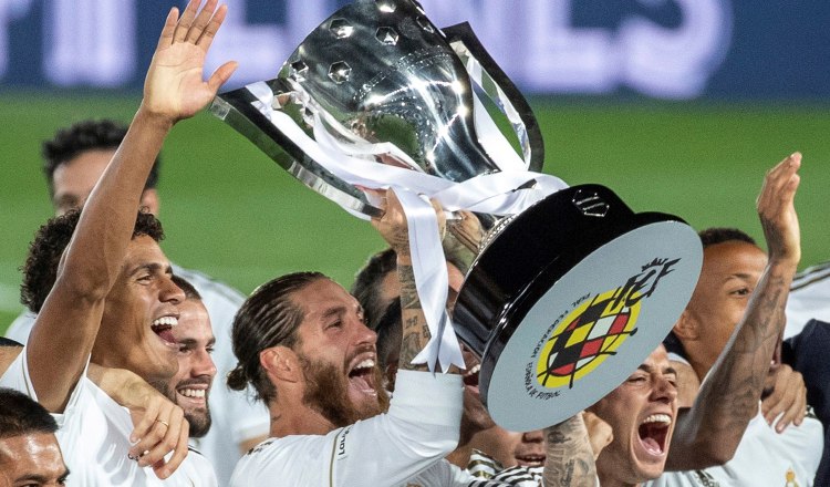  Sergio Ramos levanta el trofeo como campeones. Foto:EFE