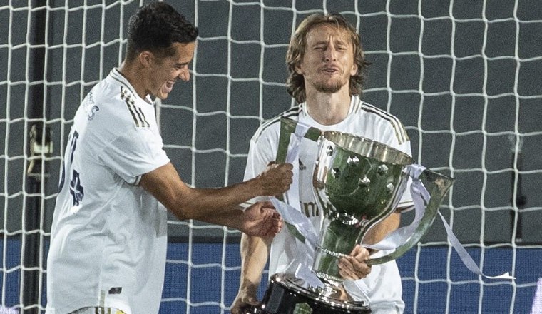 Lucas Vásquez y Modric con la copa. Foto:EFE