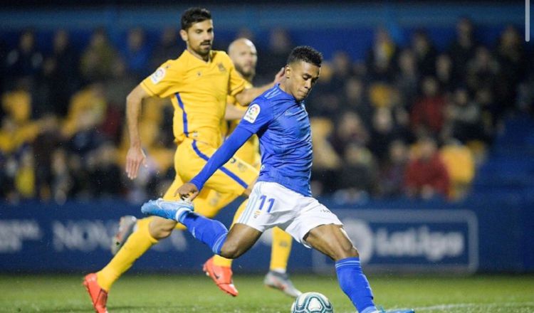 Édgar Yoel Bárcenas (azul) del Real Oviedo. Foto:@RealOviedo