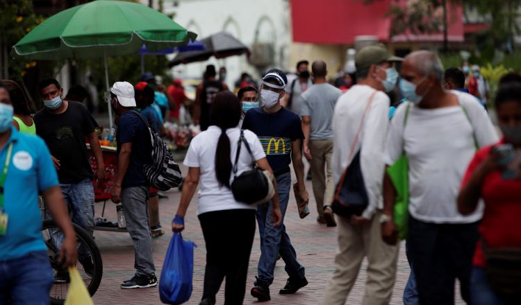 Se refuerzan las medidas de trazabilidad en el área metropolitana, en donde la población se ha descuidado. EFE