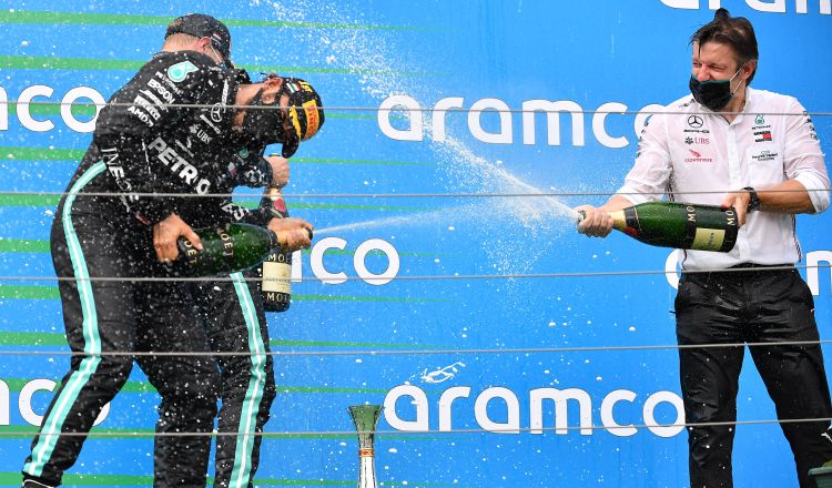 Lewis Hamilton  y Valtteri Bottas de Mercedes AMG GP y celebran en el podio el Gran Premio de Fórmula Uno de Hungría, Foto:EFE