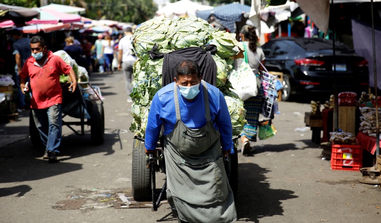 Vendedor en un mercado de El Salvador, país en donde los casos de COVID-19 aumentaron en 200% . EFE