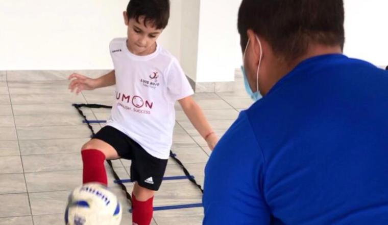 Trabajo a domicilio con niños guardando normas sanitarias. Cortesía