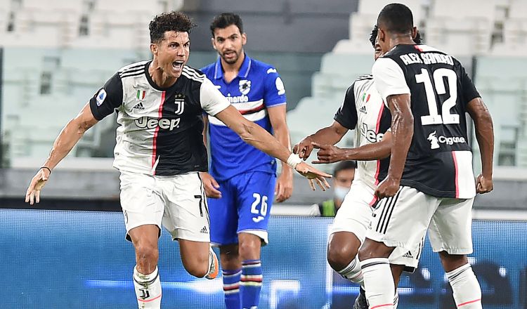 Cristiano Ronaldo  ya pudo celebrar su tercer trofeo italiano, tras la Serie A y la Supercopa del año pasado.  EFE