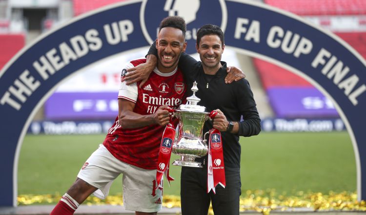 Arteta y Aubameyang celebran el título.