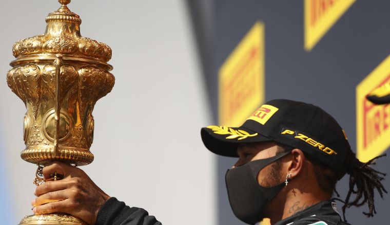 Hamilton con el trofeo como ganador del GP de Gran Bretaña. Foto:EFE