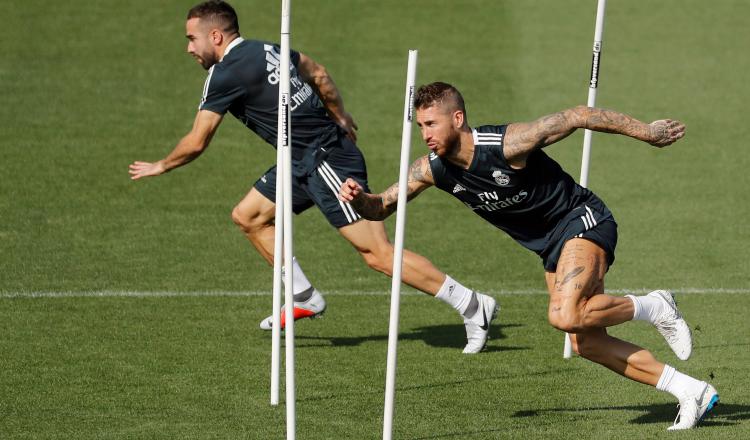 Los jugadores del Real Madrid; Dani Carvajal (izq.) y Sergio Ramos (der) en los entrenamientos. Foto:EFE