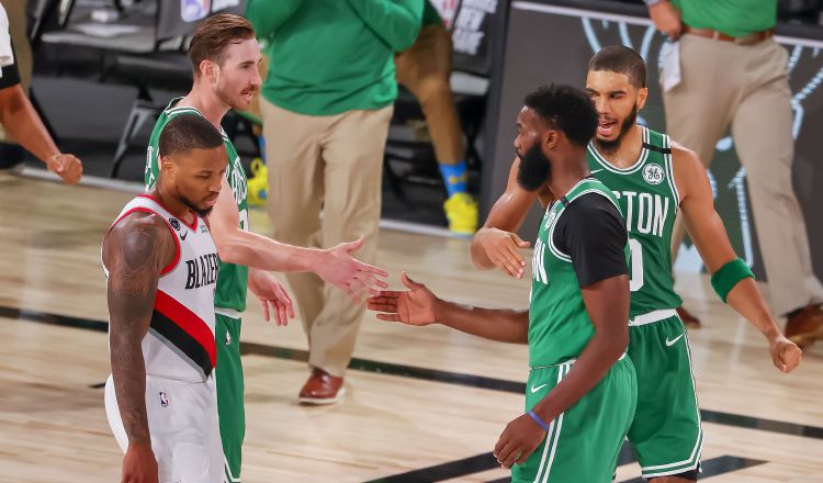 Jayson Tatum (der.) saluda a Jaylen Brown de los Celtics.  Foto:EFE