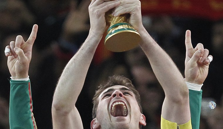 Iker Casillas levanta el trofeo como campeón del mundo. Foto:EFE