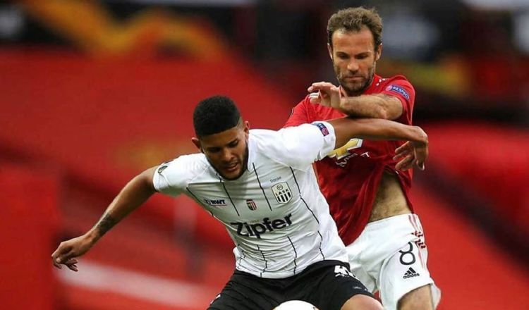 Andrés Andrade protege el balón ante el acecho de Juan Mata del Manchester United. Foto: Instagram