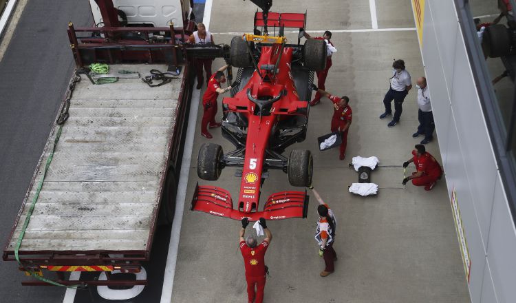 Los mecánicos levantan el automóvil dañado de Sebastian Vettel a un camión durante la segunda sesión de práctica del GP 70 Aniversario de Fórmula Uno en Gran Bretaña. Foto:EFE
