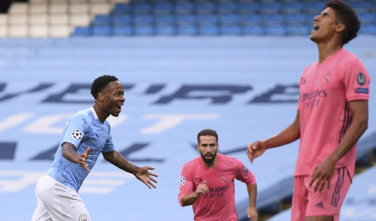 Varane (der.) lamenta su error, mientras Sterling  del Manchester City festeja su gol. Foto.EFE