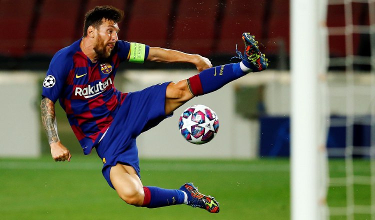 Leo Messi intenta controlar el balón en una jugada en el partido contra Nápoles. Foto:EFE