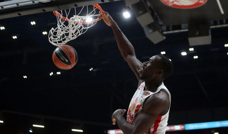 Michael Ojo en un partido contra la Estrella Roja. Foto: EFE