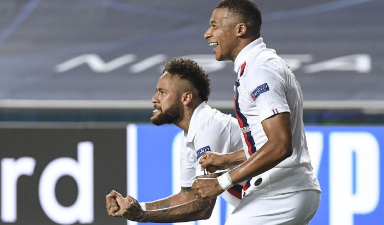  Neymar. (izq.) y Mbappé  festejan Foto:EFE