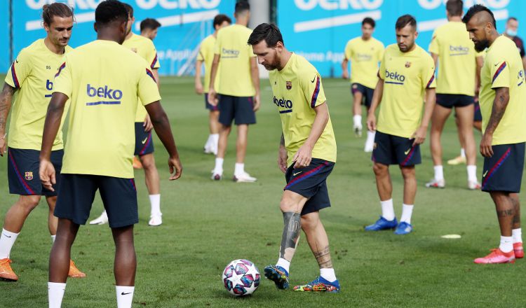 Messi (centro) en los entrenamienyos del Barcelona con miras al partido contra Bayern. Foto:EFE