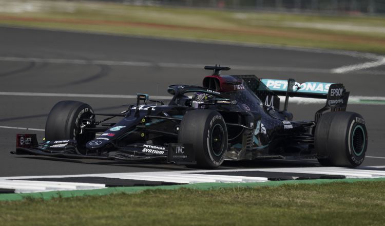 Lewis Hamilton es el actual líder del torneo mundial  de Fórmula Uno. Foto:EFE