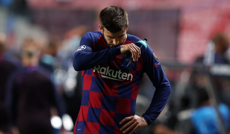 Gerard Piqué del Barcelona llora la goleada del Barcelona ante el Bayern. Foto:EFE