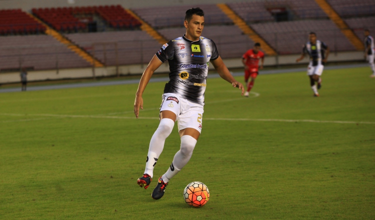 Jan Carlos Vargas, defensa central del Tauro. Foto: Anayansi Gamez