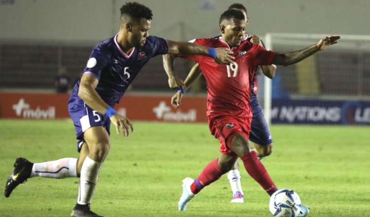 Alberto 'Negrito' Quintero (rojo) en el partido ante Bermudas. Foto: Fepafut