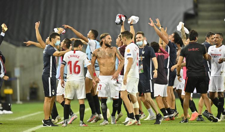 Jugadores del Sevilla entrenan Foto:EFE