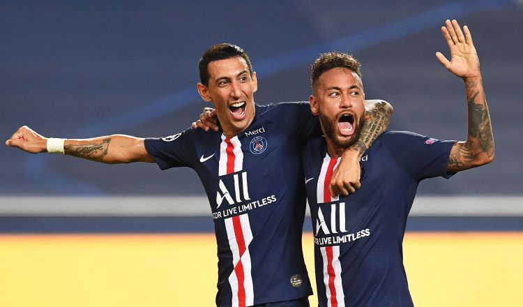 Ángel Di María festeja con Neymar el segundo gol del PSG. Foto:EFE