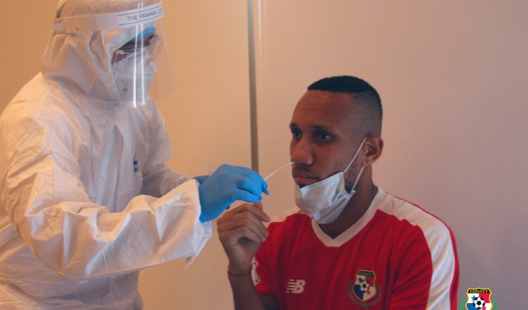 Francisco Palacios del San Francisco realiza su prueba de hisopado. Foto:Fepafut 