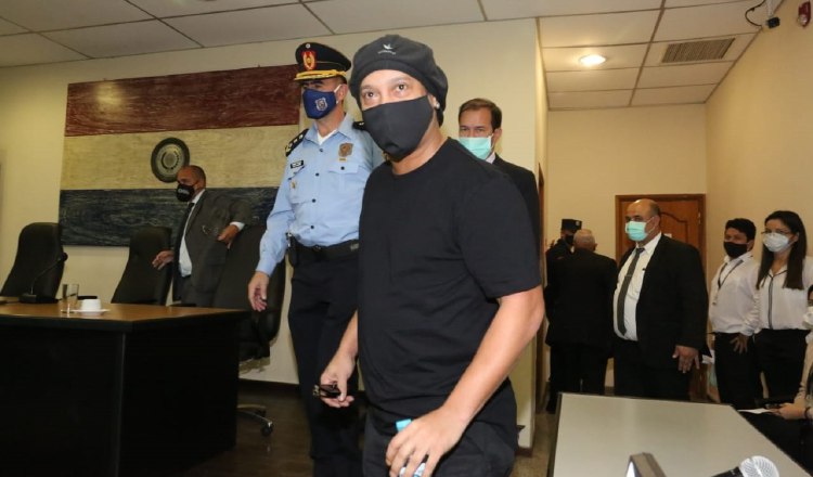 Ronaldinho estuvo detenido seis meses. Foto:EFE