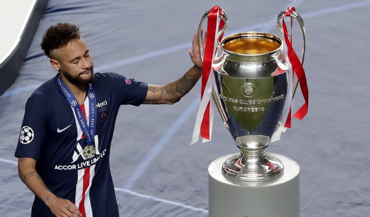 Neymar toca el trofeo, luego de perder la Champions. Foto:EFE