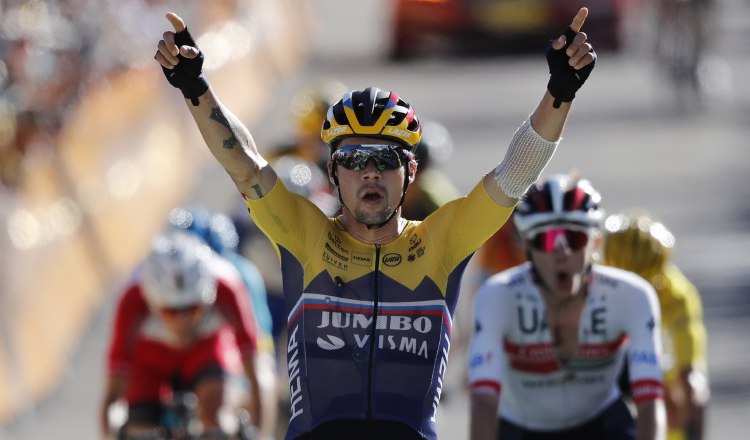 1-   Primoz Roglic levanta los brazos, luego de ganara la cuarta etapa. Fotos:EFE