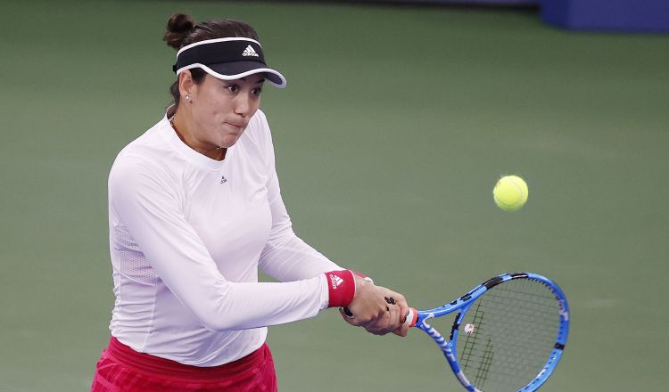 La española Garbiñe Muguruza devuelve el bola a la japonsea Nao Hibino en el US Open. Foto:EFE