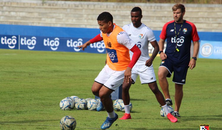 Ángel Sánchez (der.) observa a Iván 'Colocho' Anderson con el balón, atrás espera Richard Peralta. Foto:Fepafut