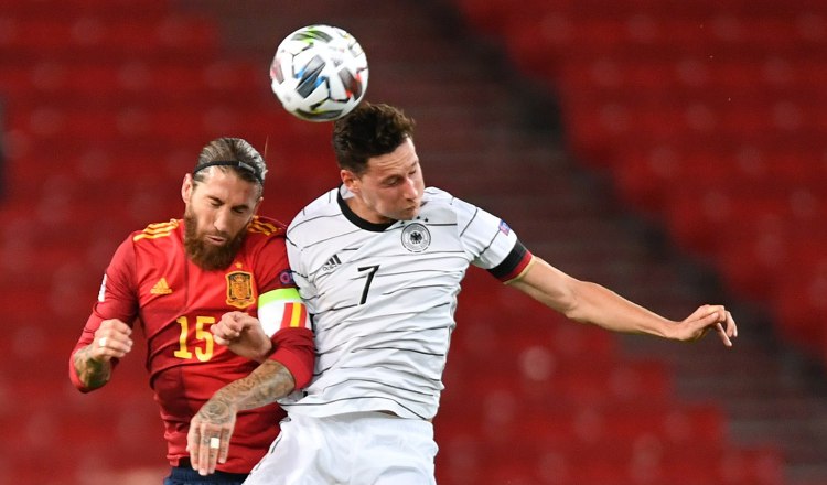 Sergio Ramos de España (15)  y  Julian Draxler de Alemania Foto:EFE