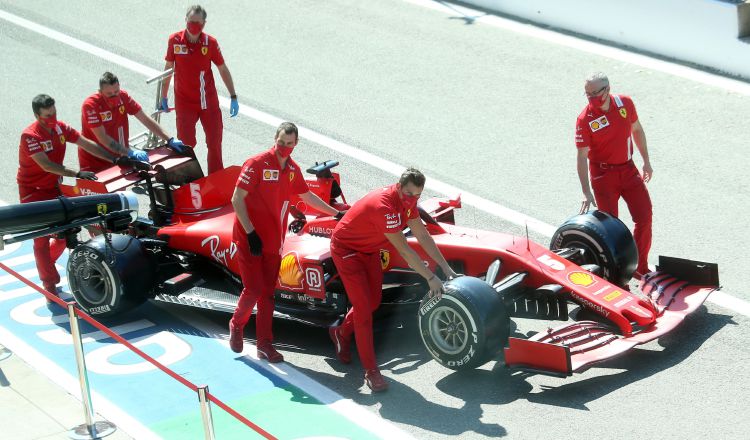 El carro del piloto alemán Sebastian Vettel de la Ferarari es empujado al garaje del circuito de Monza en Italia.  Foto:EFE