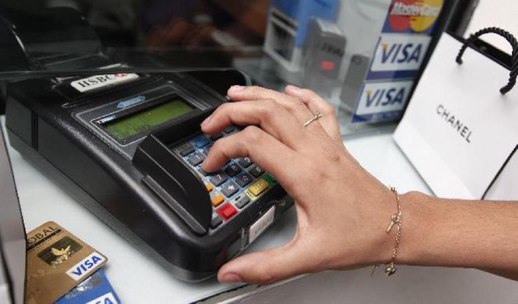 Panameños utilizan las tarjetas de crédito como medida para enfrentar los gastos y deudas frente a la pandemia.