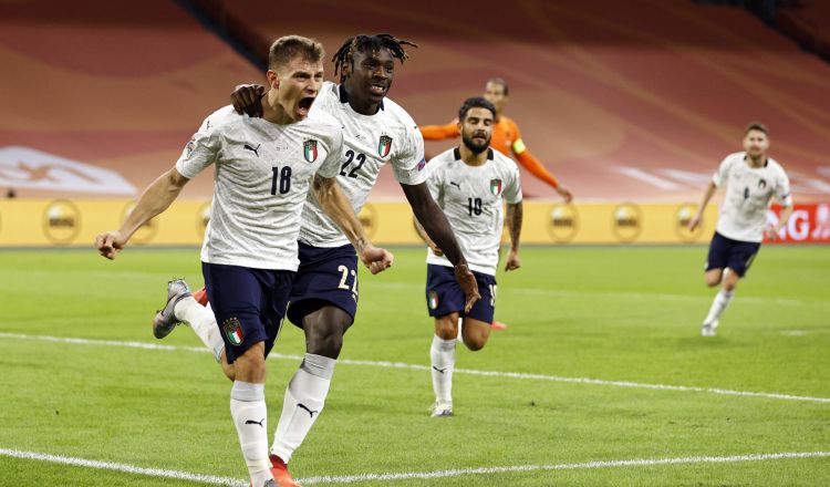 Nicolo Barella (izq.) festeja con Moise Kean su gol ante los holandeses. Foto:EFE