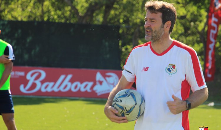 Thomas Christiansen al frente de los entrenamientos. Foto:Fepafut