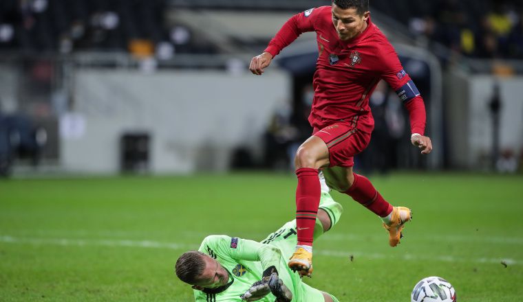 Robin Olsen portero de Suecia intenta bloquear a Cristiano. Foto:EFE