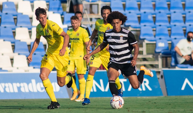 Adalberto 'Coco' Carrasquilla con el balón. Foto:@@FCCartagena_efs