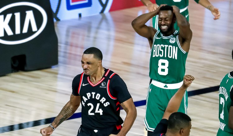 Norman Powell de Raptors festeja y Walker de Celtics se lamenta. Foto:EFE