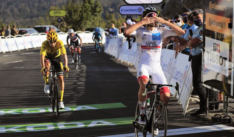 Tadej Pogacar cruza la meta y festeja. Foto: EFE