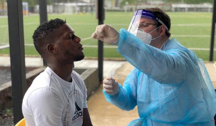 José fajardo en su prueba de hisopado. Foto:@CAIPanama ·