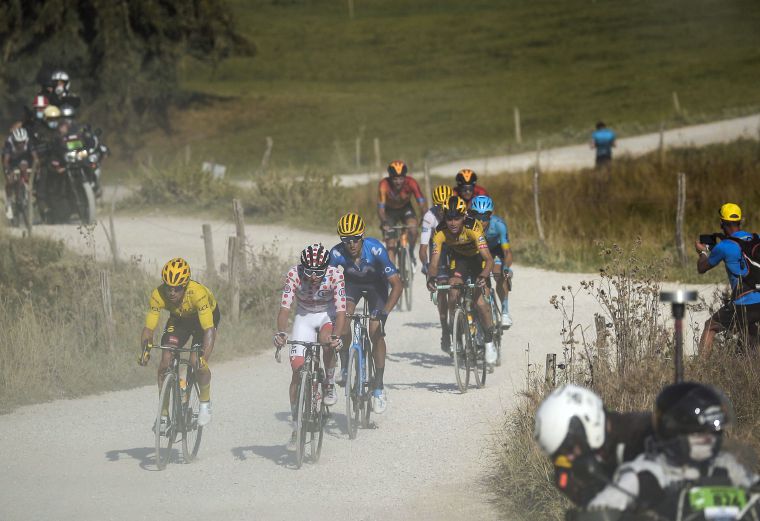 6   Un grupo de ciclista durante un tramo de la etapa que no tenía pavimento