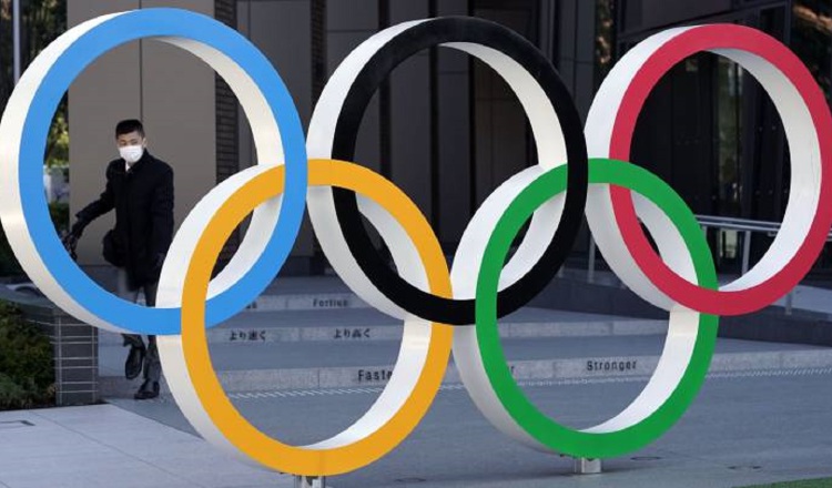 Los anillos olímpicos en Tokio, Japón. Foto:EFE